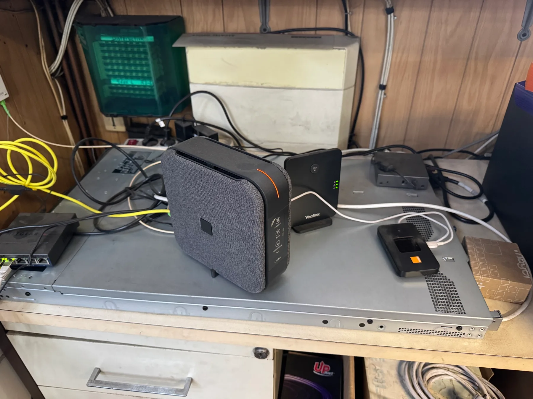 Ancienne installation informatique avec serveur et NAS